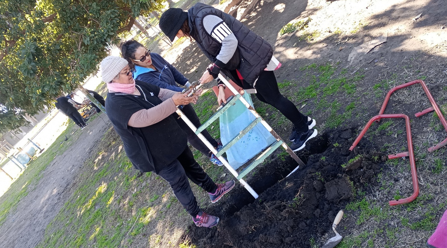 VECINOS REALIZARON TRABAJOS EN PLAZA DE BARRIO ESPERANZA