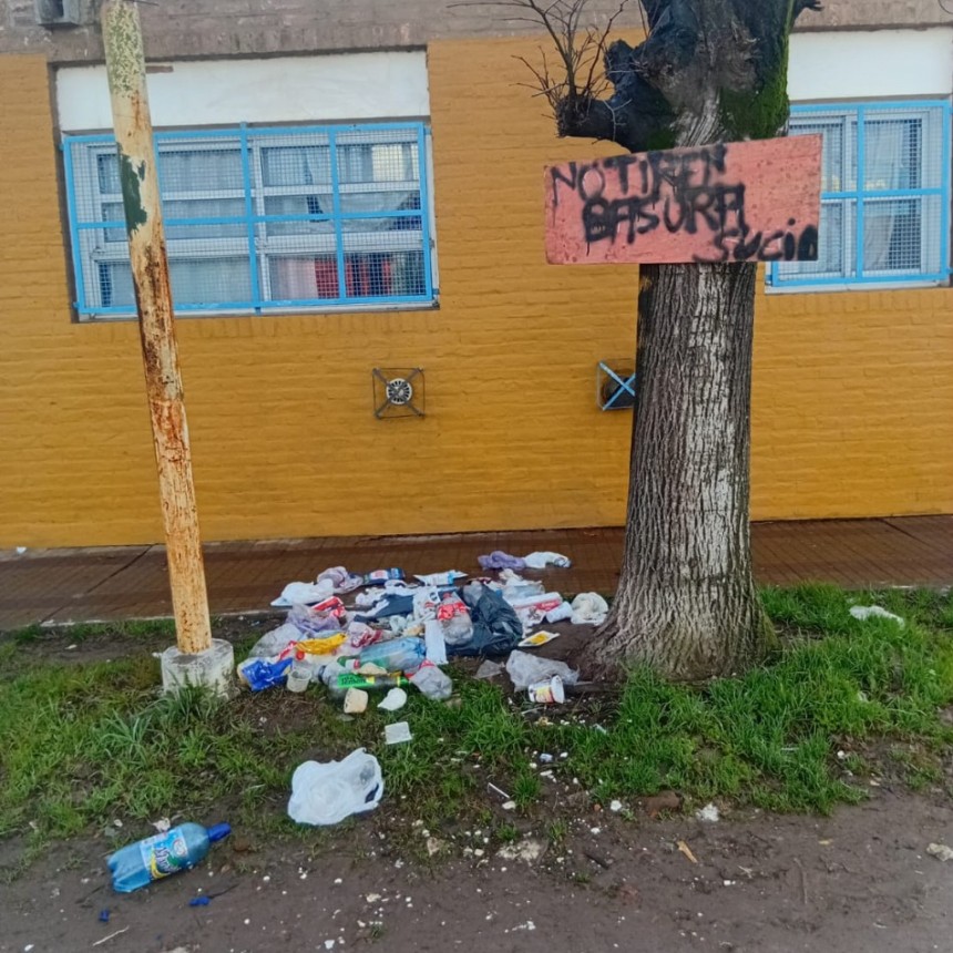 IMÁGENES DE VIRREY:VECINOS DENUNCIAN QUE TODOS LOS DIAS PERSONAS TIRAN BASURA FRENTE AL JARDÍN DE INFANTES 946 DEL KM 47