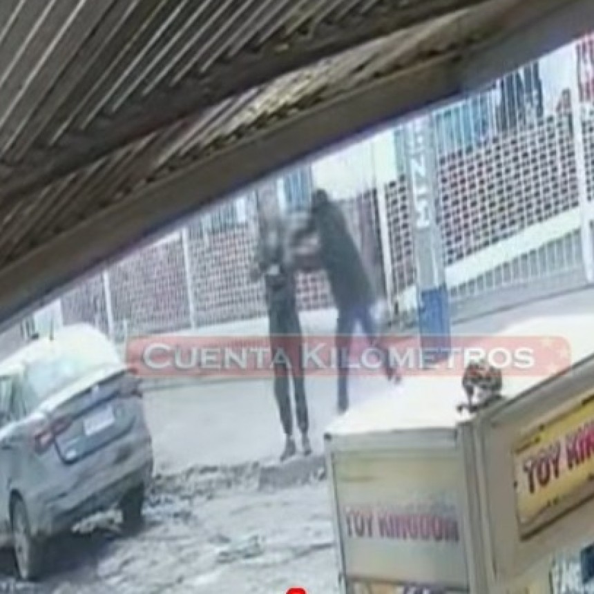 SE CONFUNDI&Oacute; DE DOCENTE, LE PEG&Oacute; UN BOTELLAZO Y LO APU&Ntilde;AL&Oacute; FRENTE A LA PRIMARIA 144 DE SAN PEDRO